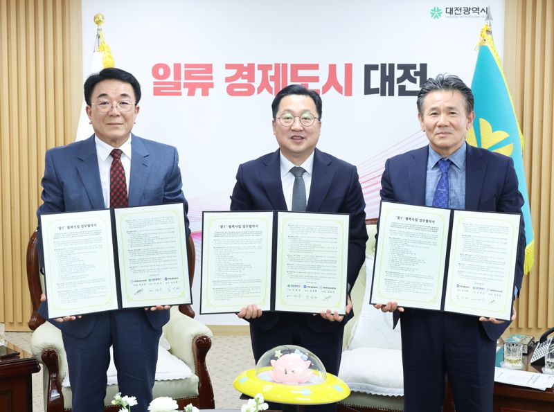 이장우 대전시장(가운데)이 21일 대전시청에서 김준언 대전개인택시운송사업조합 이사장(맨왼쪽), 김성태 ㈜애니콜모빌리티 회장과 ‘꿈T 협력사업 업무협약’을 맺은 뒤 기념촬영을 하고 있다.