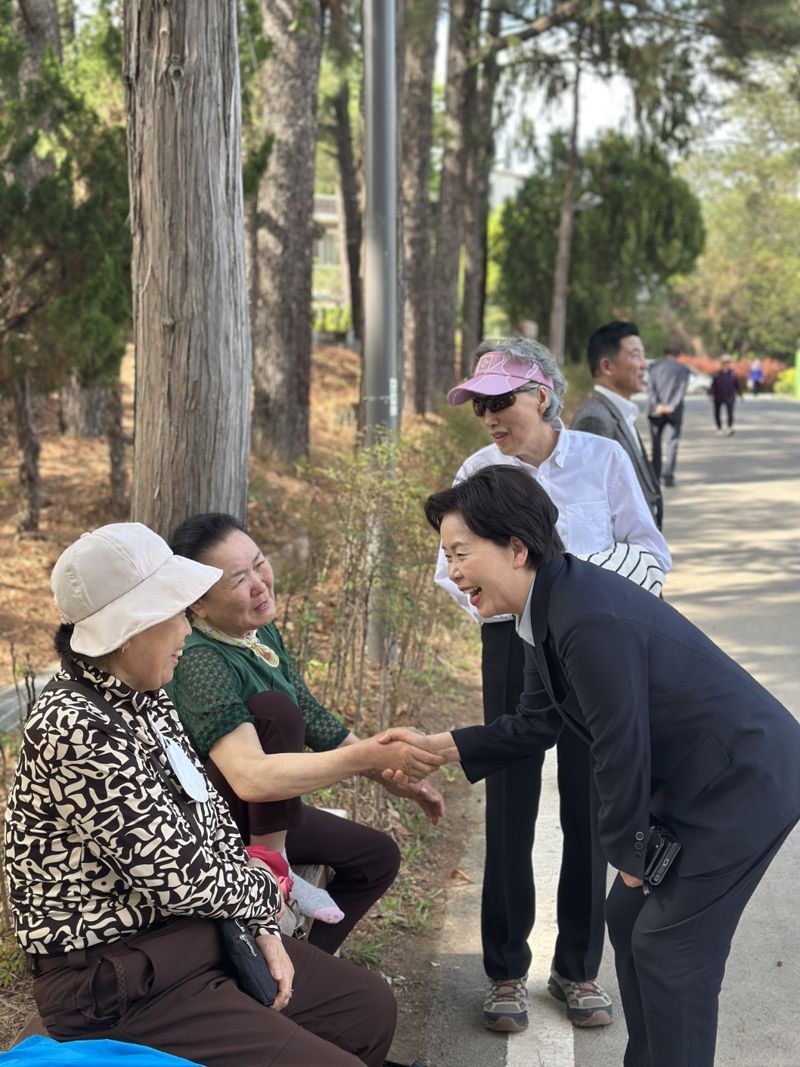 21일 광주광역시를 찾은 양향자 국민의힘 대선 경선 후보가 광주시민들과 얘기를 나누고 있다. 양향자 후보 캠프 측 제공
