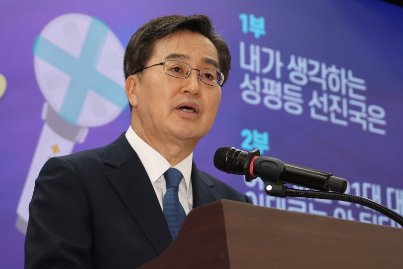 여성 정책 설명하는 김동연 후보 (서울=연합뉴스) 김주성 기자 = 더불어민주당 김동연 대선 경선 후보가 21일 서울 여의도 국회 의원회관에서 '모두의 성평등, 다시 만난 세계' 라는 주제로 열린 간담회에서 여성 정책 등에 대해 설명하고 있다. 2025.4.21 utzza@yna.co.kr (끝)