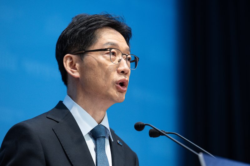 김경수 더불어민주당 대선 경선 후보가 21일 오전 서울 여의도 국회 소통관에서 교육·사회·정치·외교·안보·국방 분야 2차 정책발표를 하고 있다. 2025.4.21/뉴스1 ⓒ News1 이재명 기자