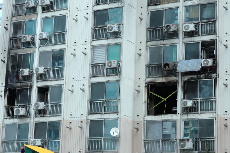 21일 서울 관악구 봉천동의 한 아파트에서 화재가 발생, 진화 작업 후 현장이 검게 그을려 있다. 2025.4.21/뉴스1 ⓒ News1 박정호 기자