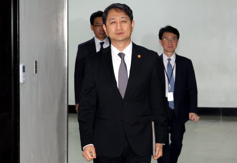 [서울=뉴시스] 조성봉 기자= 안덕근 산업통상자원부 장관이 21일 오후 서울 여의도 국회에서 통상 협상 관련 보고를 진행하기 위해 이철규 산업통상자원중소벤처기업위원회 위원장실로 이동하고 있다. 오는 24일 미국에서 최상목 경제부총리와 안덕근 산업부장관은 미국 베센트 재무부장관, 그리어 무역대표부(USTR) 대표와 한미 2+2 통상협의를 개최할 예정이다. 2025.04.21. suncho21@newsis.com