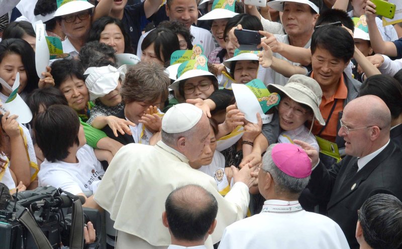 【대전=뉴시스】사진공동취재단 = 프란치스코 교황(88)이 21일(현시 시간) 선종했다. 사진은 프란치스코 교황이 2014년 8월15일 대전월드컵경기장에서 열린 성모승천대축일 미사에 참석해 세월호 유가족들을 위로하는 모습. 2014.08.15. photo@newsis.com