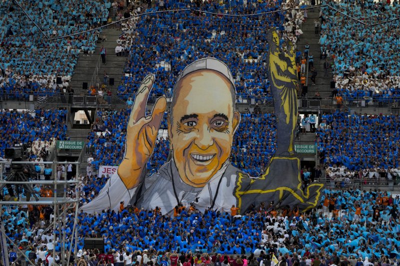 [마르세유=AP/뉴시스] 프란치스코 교황(88)이 21일(현시 시간) 선종했다. 사진은 프란치스코 교황이 지난해 9월23일 토요미사를 위해 프랑스 마르세유의 벨로드롬 경기장에 도착하자 참가자들이 대형 프란치스코 교황 이미지를 들어올리는 모습. 프란치스코 교황은 미사에서 에마뉘엘 마크롱 대통령에게 유럽 국가들이 이주민·난민에 책임감을 느껴야 한다고 강조하면서 항구를 열어줄 것을 촉구했다. 2023.09.24.