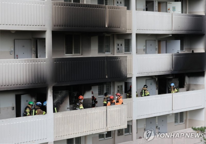 검게 그을린 아파트 (출처=연합뉴스)