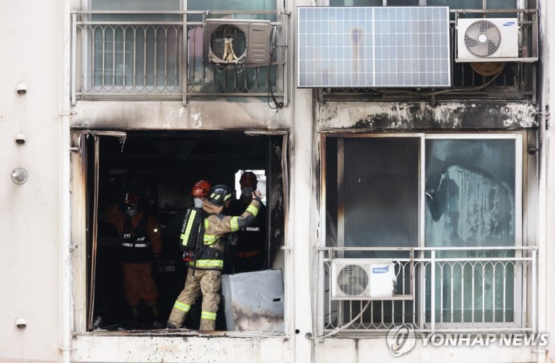 화재　현장　살펴보는　소방대원 (출처=연합뉴스)