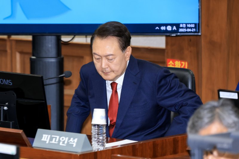 윤석열 전 대통령이 21일 서초동 서울중앙지법에서 열린 내란 우두머리 혐의에 대한 두 번째 정식 재판에 출석하고 있다. 2025.4.21/뉴스1 ⓒ News1 사진공동취재단