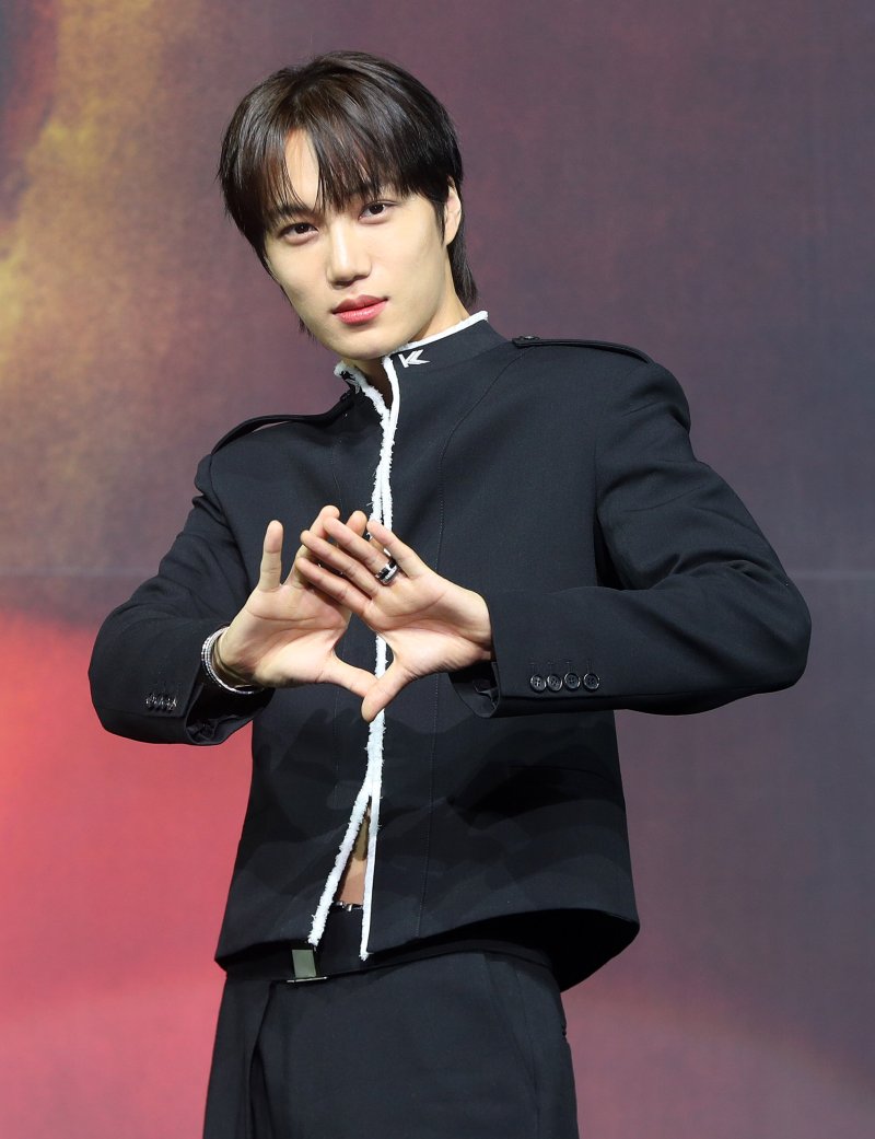 엑소 카이, 복근은 맥거핀…더 섹시한 건 심근(心根)