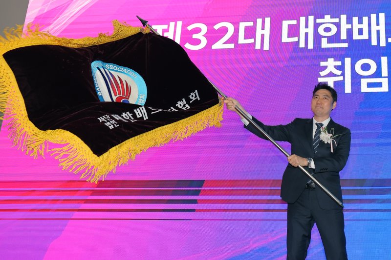 김동문 대한배드민턴협회장이 21일 오후 서울 송파구 올림픽파크텔 올림피아홀에서 열린 대한배드민턴협회 제32대 회장 취임식에서 전달받은 협회기를 흔들고 있다. 2025.4.21/뉴스1 ⓒ News1 박정호 기자