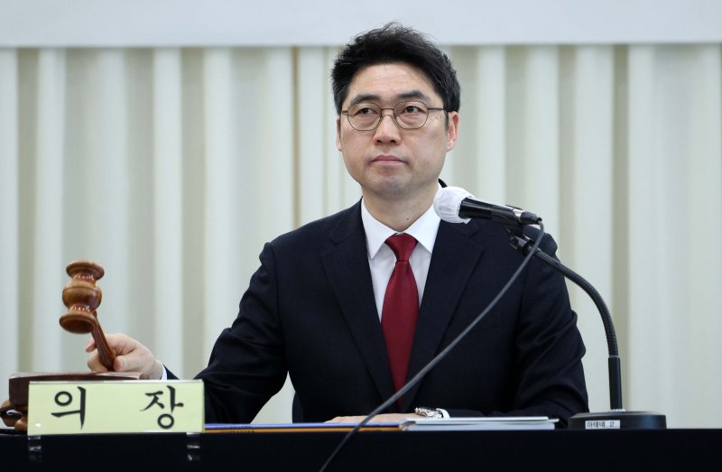 [서울=뉴시스] 고범준 기자 = 김동문 배드민턴협회장이 7일 서울 송파구 서울올림픽파크텔 아테네홀에서 열린 2025년도 대한배드민턴협회 정기대의원총회에서 의사봉을 두드리고 있다. 2025.02.07. bjko@newsis.com