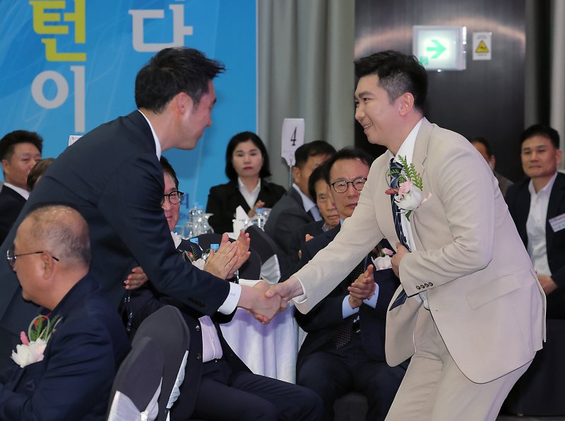 유승민 대한체육회장이 21일 오후 서울 송파구 올림픽파크텔 올림피아홀에서 열린 대한배드민턴협회 제32대 회장 취임식에서 축사를 마친 뒤 김동문 대한배드민턴협회장과 인사를 나누고 있다. 2025.4.21/뉴스1 ⓒ News1 박정호 기자