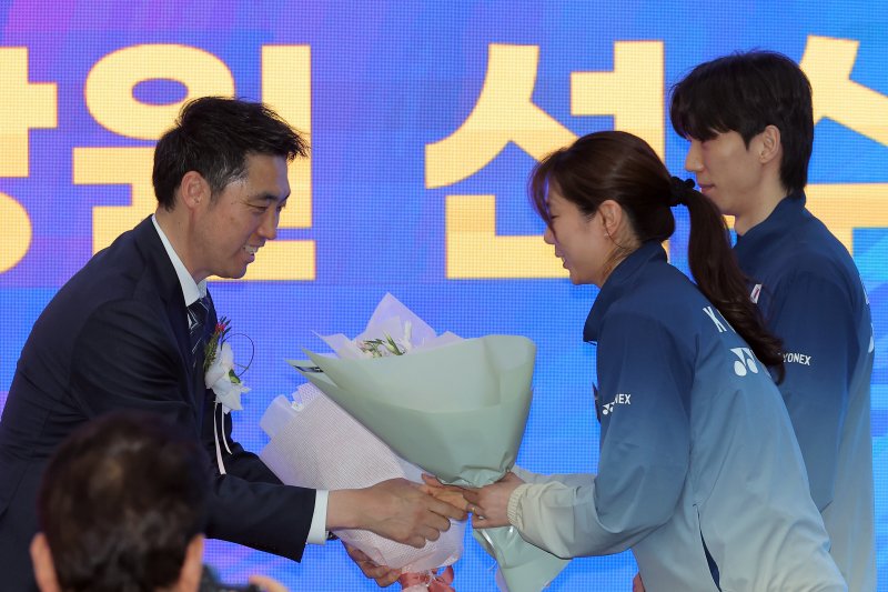 김동문 대한배드민턴협회장이 21일 오후 서울 송파구 올림픽파크텔 올림피아홀에서 열린 대한배드민턴협회 제32대 회장 취임식에서 국가대표 이상원, 김소영 선수에게 축하 꽃다발을 받고 있다. 2025.4.21/뉴스1 ⓒ News1 박정호 기자