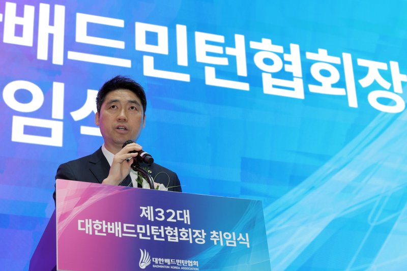 김동문 대한배드민턴협회장이 21일 오후 서울 송파구 올림픽파크텔 올림피아홀에서 열린 대한배드민턴협회 제32대 회장 취임식에서 취임사를 하고 있다. 2025.4.21/뉴스1 ⓒ News1 박정호 기자