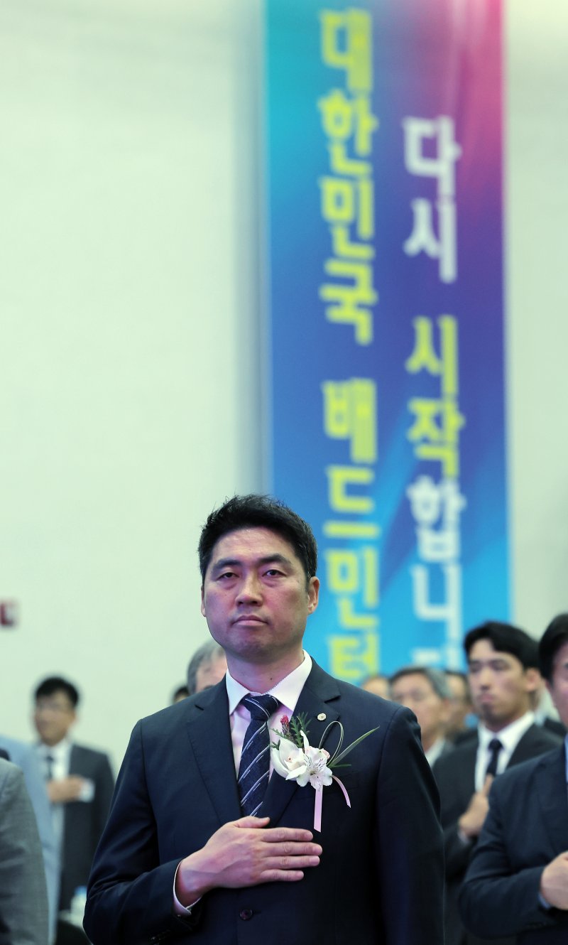 김동문 대한배드민턴협회장이 21일 오후 서울 송파구 올림픽파크텔 올림피아홀에서 열린 대한배드민턴협회 제32대 회장 취임식에서 국민의례를 하고 있다. 2025.4.21/뉴스1 ⓒ News1 박정호 기자