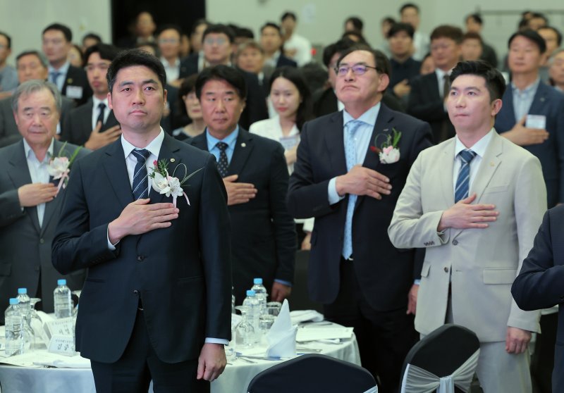 김동문 대한배드민턴협회장과 유승민 대한체육회장을 비롯한 참석자들이 21일 오후 서울 송파구 올림픽파크텔 올림피아홀에서 열린 대한배드민턴협회 제32대 회장 취임식에서 국민의례를 하고 있다. 2025.4.21/뉴스1 ⓒ News1 박정호 기자