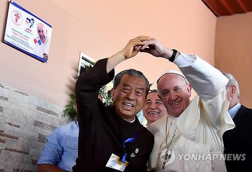 파나마에서 상봉한 오웅진 신부와 프란치스코 교황 (출처=연합뉴스)