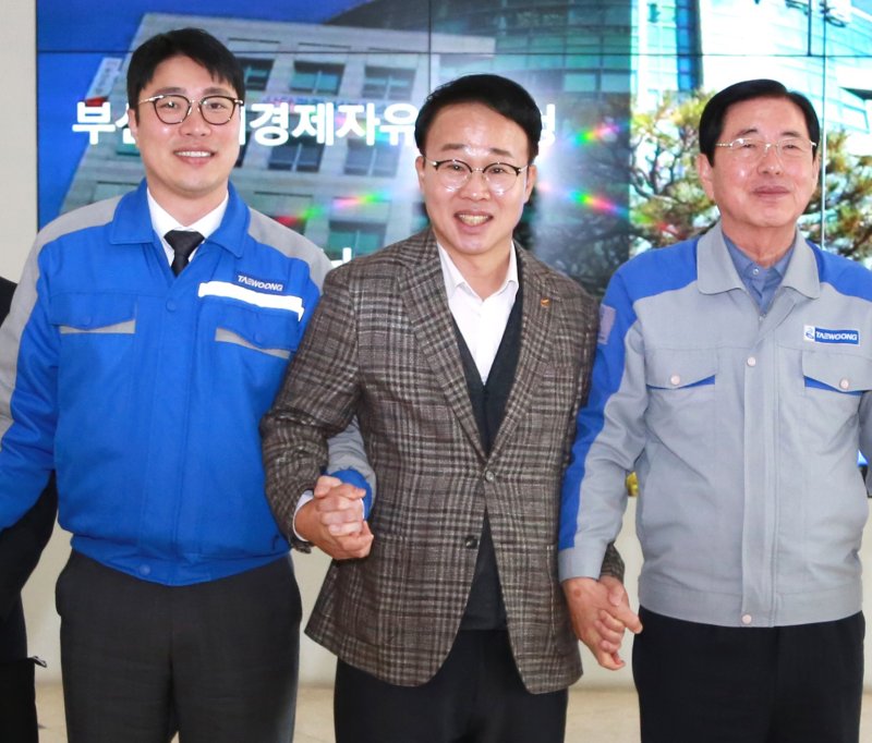 박성호 청장(가운데)이 트럼프 관세정책에 따른 기업 동향 파악을 위해 부산진해경제자유구역 내 대표 철강기업인 ㈜태웅을 방문, 애로사항을 청취했다. 부산진해경자청 제공