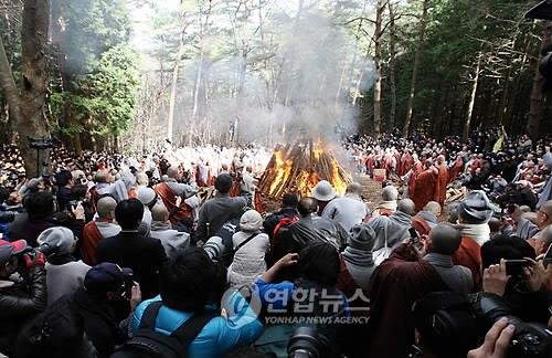 법정 스님 다비식 (출처=연합뉴스)