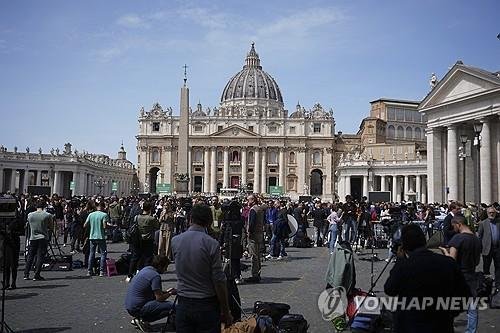 교황 선종 소식이 전해진 후 성베드로 광장에 모여든 신자들 (출처=연합뉴스)