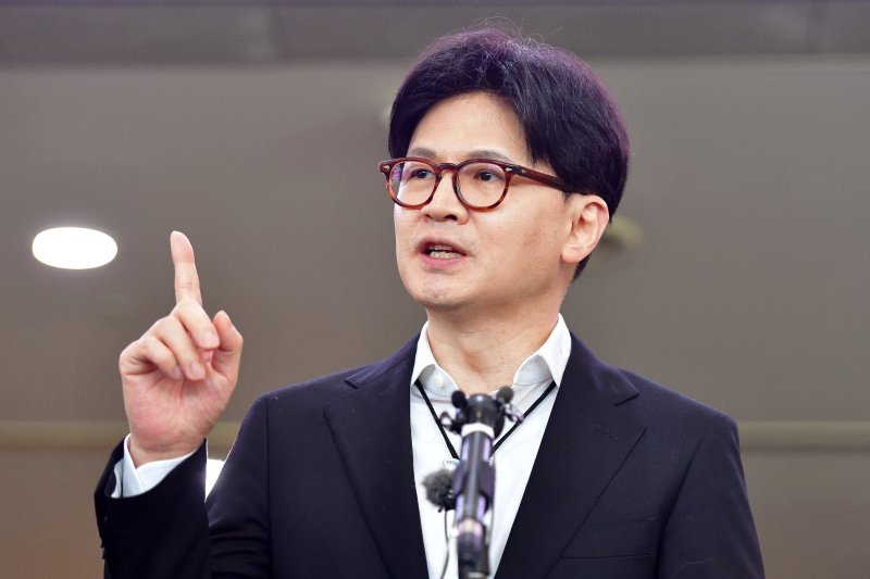 한동훈 국민의힘 대선경선 후보가 21일 오전 2025 APEC 정상회의가 열리는 경북 경주시 화백컨벤션센터에서 경선 관련된 입장을 밝히고 있다. 뉴스1