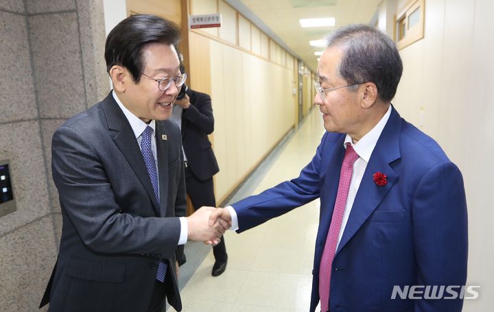 김부선 "무상연애? 이재명 '퐁당 빠질 만큼' 매력적…홍준표, 돈 줘도 안 만나"