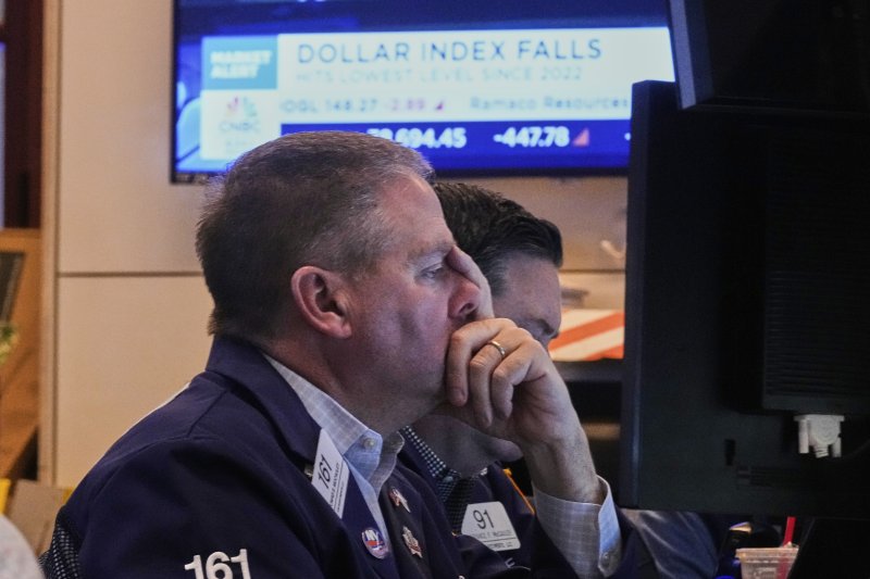 미국 뉴욕의 뉴욕증권거래소(NYSE)에서 한 중개인이 침통한 표정으로 모니터를 보고 있다. 도널드 트럼프 미 대통령이 제롬 파월 연방준비제도(연준) 의장 흔들기에 나서면서 이날 뉴욕 증시는 폭락했다. AP 연합
