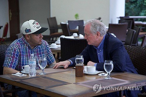 엘살바도르에서 실수로 잘못 추방된 이민자(사진 왼쪽) 만나는 미국 야당 상원의원 (출처=연합뉴스)