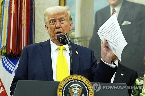 아브레고 가르시아 관련 문서를 손에 들고 발언하는 트럼프 (출처=연합뉴스)
