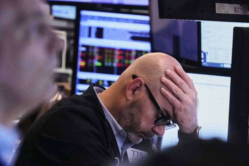 미국 뉴욕 뉴욕증권거래소(NYSE)에서 21일(현지시간) 한 중개인이 머리에 손을 얹고 심각한 표정을 짓고 있다. 이날 뉴욕 증시는 도널드 트럼프 대통령이 제롬 파월 연방준비제도(연준) 의장 '때리기'를 지속하면서 3대 지수가 각각 2.5% 안팎 폭락했다. AP 뉴시스