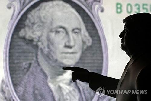 달러화 지폐를 가리키는 트럼프 대통령 미니어처 (출처=연합뉴스)