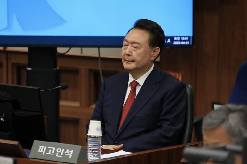 윤석열 전 대통령이 21일 서초동 서울중앙지법에서 열린 내란 우두머리 혐의에 대한 두 번째 정식 재판에 출석하고 있다. 2025.4.21/뉴스1 ⓒ News1 사진공동취재단