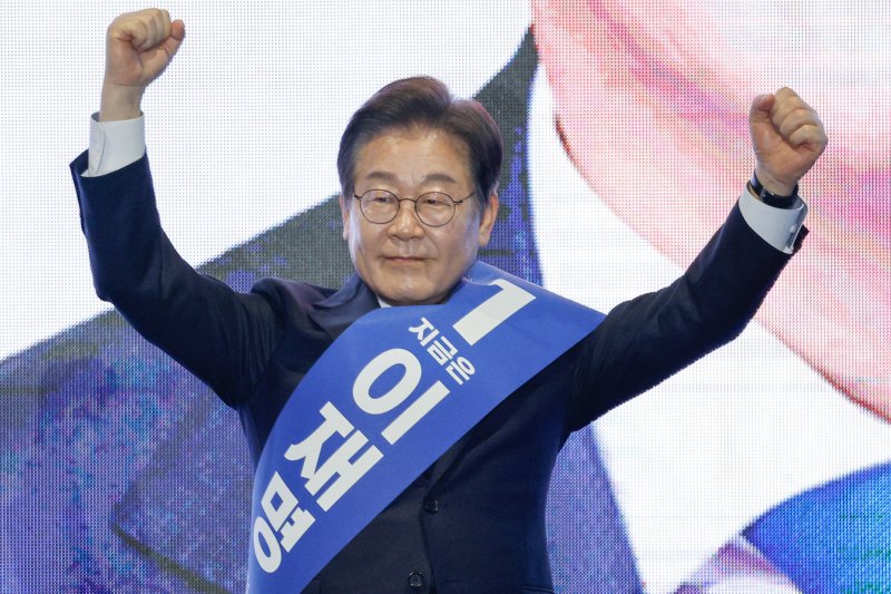 이재명 더불어민주당 대선 경선 후보가 20일 오후 경남 울산전시컨벤션센터에서 열린 영남권 합동연설회에 참석해 정견발표를 하기 전 인사하고 있다. 2025.4.20/뉴스1 ⓒ News1 안은나 기자