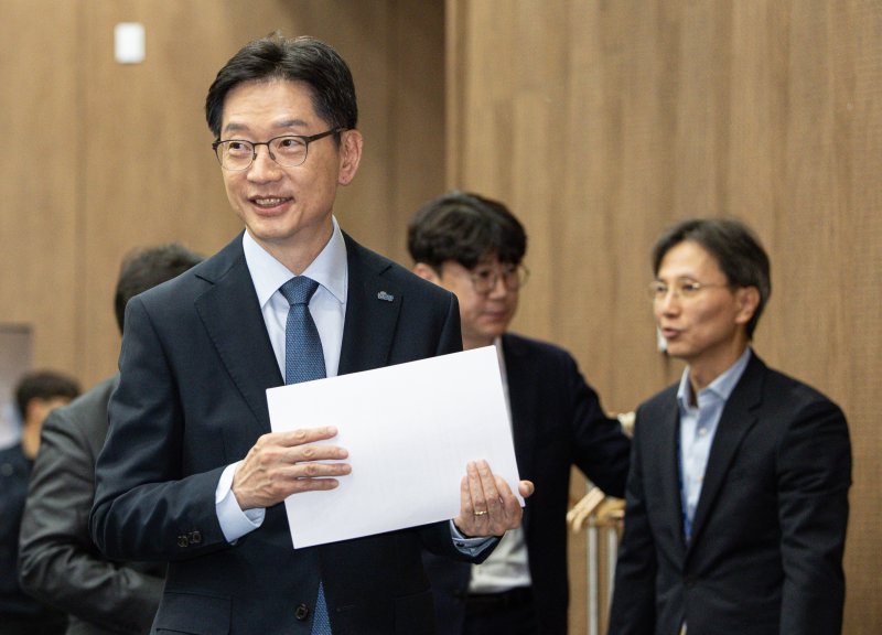 김경수 더불어민주당 경선 후보가 21일 오전 서울 여의도 국회 소통관에서 열린 교육·사회·정치·외교·안보·국방 분야 2차 정책발표에 참석하고 있다. 2025.4.21/뉴스1 ⓒ News1 이재명 기자