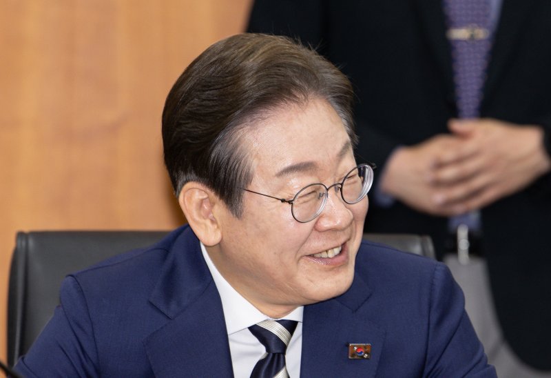 이재명 더불어민주당 경선 후보가 21일 오전 서울 여의도 금융투자협회에서 열린 자본시장 활성화를 위한 정책간담회에서 미소를 짓고 있다. 2025.4.21/뉴스1 ⓒ News1 이재명 기자