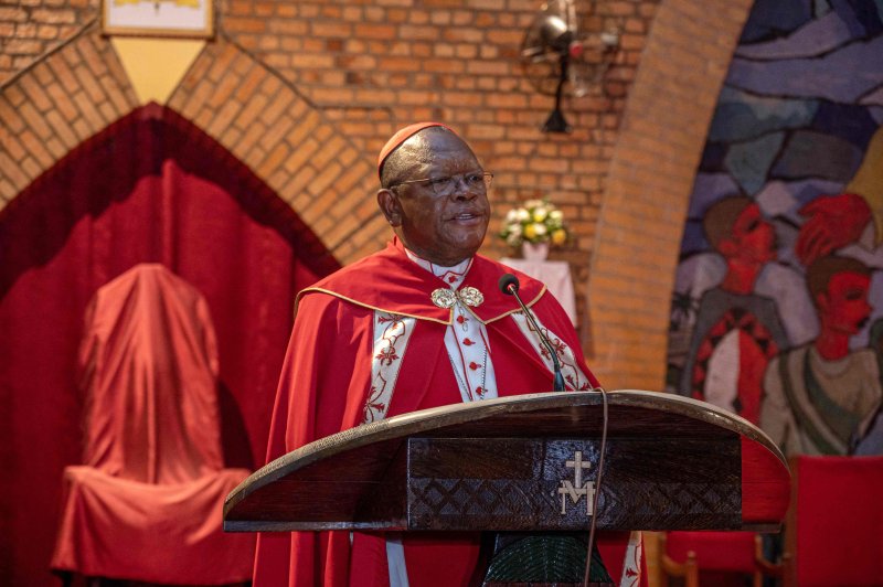 프리돌린 암봉고 베숭구 추기경이 21일(현지시간) 콩고민주공화국 킨샤샤에서 설교를 하고 있다.AFP연합뉴스