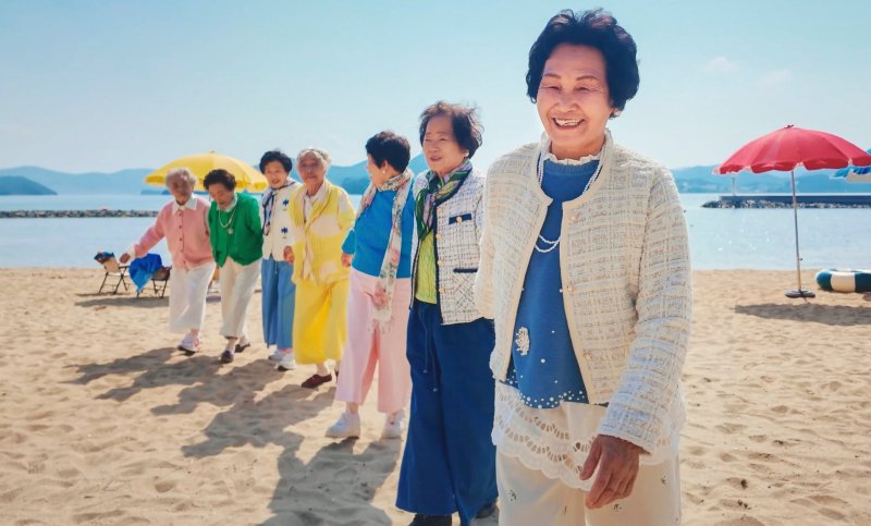 칠곡 '수니와 칠공주' 할머니들이 경남 통영 바닷가에서 '바다가는 달' 캠페인 홍보 영상을 촬영하고 있다. 사진=뉴스1
