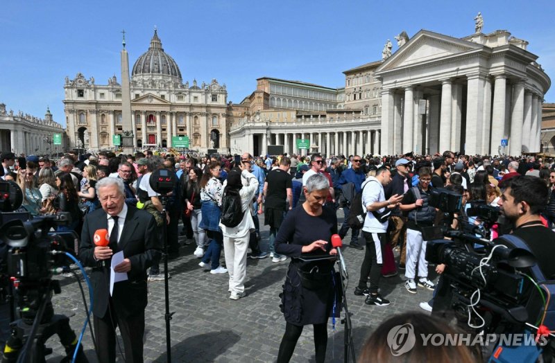 교황 선종 소식이 전해진 후 성베드로 광장에 모여든 신자들 (출처=연합뉴스)