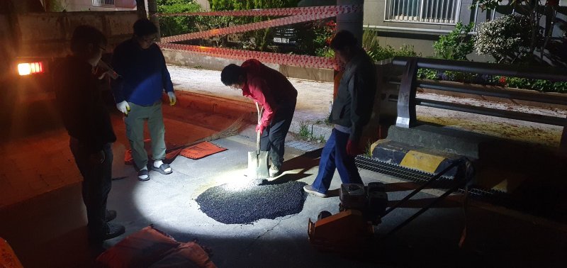 21일 오후 경남 창원시 진해구 용원동 용재공원 인근에서 도로 침하가 발생했다. 사진은 22일 오전 진해구청 관계자들이 도로 긴급 복구 작업을 하고 있는 모습.(창원시 제공. 재판매 및 DB금지)
