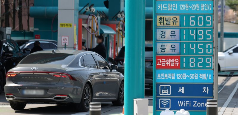 [서울=뉴시스] 김선웅 기자 = 서울 시내 주유소에서 휘발유·경유가 판매되고 있다. 2025.04.06. mangusta@newsis.com