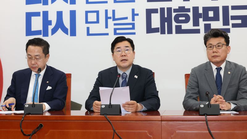 더불어민주당 박찬대 대표 직무대행이 22일 국회에서 열린 원내대책회의에서 발언하고 있다. 사진=서동일 기자
