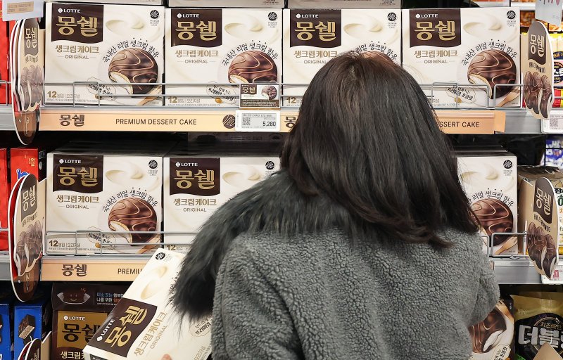 서울의 한 대형마트에서 한 시민이 롯데웰푸드의 몽쉘을 고르고 있다. /뉴스1 ⓒ News1