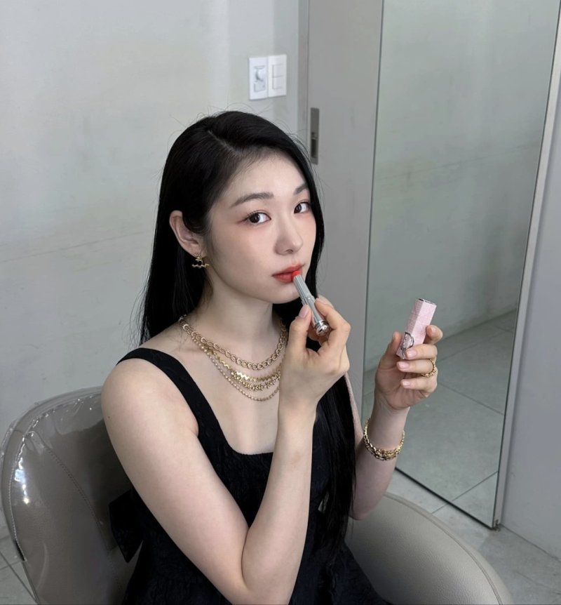 김연아, ♥고우림 전역 한 달 앞두고 강렬한 레드립