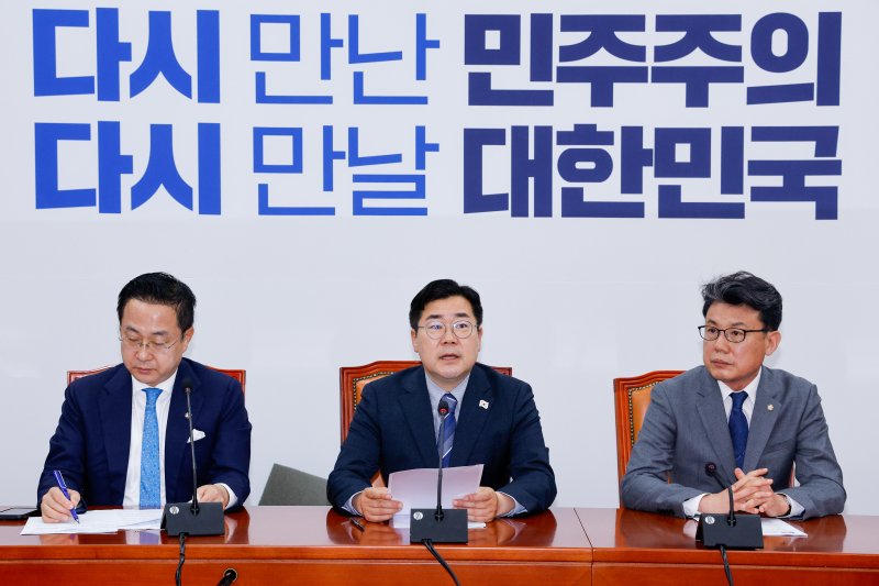 (서울=뉴스1) 안은나 기자 = 박찬대 더불어민주당 대표 직무대행 겸 원내대표가 22일 오전 서울 여의도 국회에서 열린 원내대책회의에 참석해 모두 발언하고 있다. 2025.4.22/뉴스1 /사진=뉴스1화상
