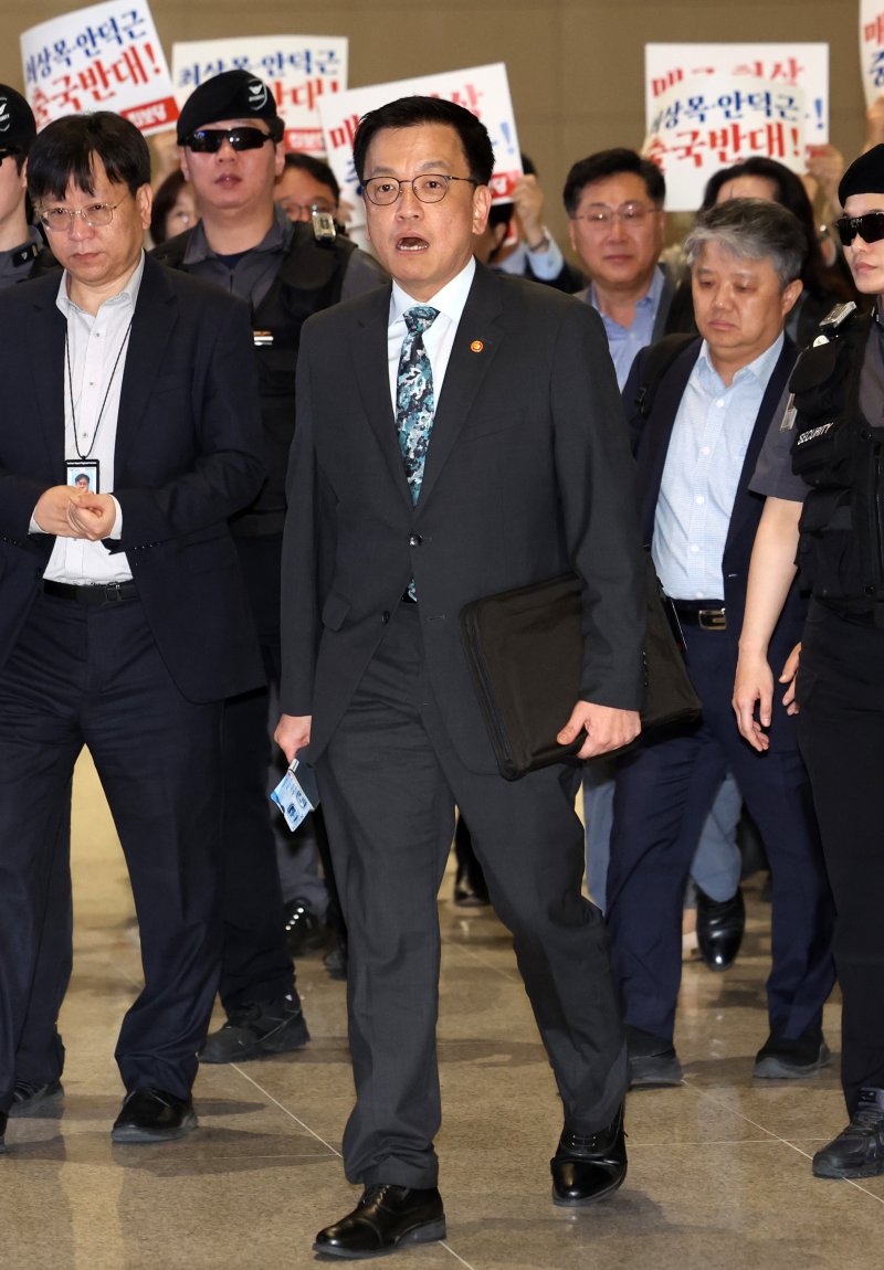 [인천공항=뉴시스] 이영환 기자 = 최상목 경제부총리 겸 기획재정부 장관이 22일 오전 인천국제공항 제2여객터미널을 통해 미국 워싱턴 D.C.로 출국하고 있다.최상목 경제부총리 겸 기획재정부 장관은 오는 23일~25일(현지시간) 미국 워싱턴 D.C.에서 개최되는 주요 20개국(G20) 재무장관 회의 및 국제통화금융위원회(IMFC)에 참석하며 24일(현지시간)에는 안덕근 산업통상자원부 장관과 함께 2+2 통상협의에 참여할 예정이다. 이 협의에는 스콧 베센트 미 재무부 장관, 제이미슨 그리어 무역대표부(USTR) 대표가 마주한다. 20