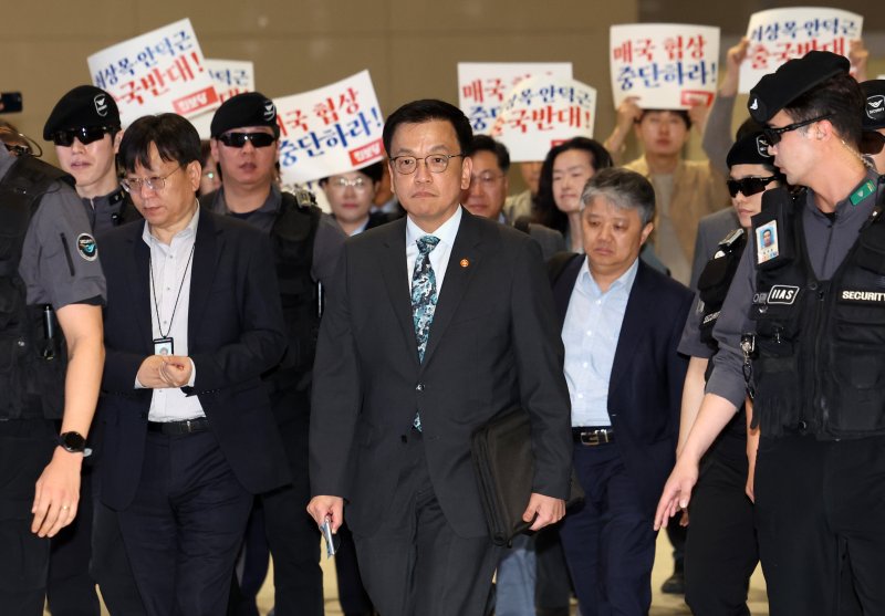 [인천공항=뉴시스] 이영환 기자 = 최상목 경제부총리 겸 기획재정부 장관이 22일 오전 인천국제공항 제2여객터미널을 통해 미국 워싱턴 D.C.로 출국하고 있다.최상목 경제부총리 겸 기획재정부 장관은 오는 23일~25일(현지시간) 미국 워싱턴 D.C.에서 개최되는 주요 20개국(G20) 재무장관 회의 및 국제통화금융위원회(IMFC)에 참석하며 24일(현지시간)에는 안덕근 산업통상자원부 장관과 함께 2+2 통상협의에 참여할 예정이다. 이 협의에는 스콧 베센트 미 재무부 장관, 제이미슨 그리어 무역대표부(USTR) 대표가 마주한다. 20