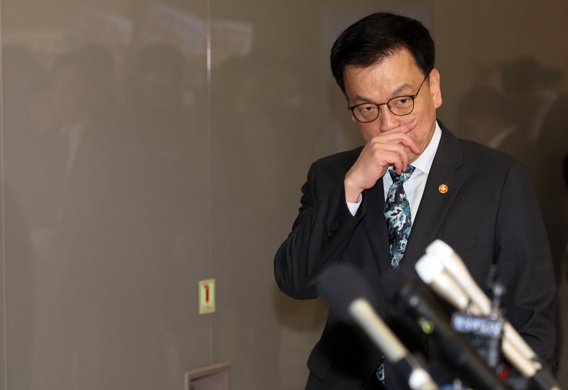 [인천공항=뉴시스] 이영환 기자 = 최상목 경제부총리 겸 기획재정부 장관이 22일 오전 인천국제공항 제2여객터미널을 통해 미국 워싱턴 D.C.로 출국하고 있다.최상목 경제부총리 겸 기획재정부 장관은 오는 23일~25일(현지시간) 미국 워싱턴 D.C.에서 개최되는 주요 20개국(G20) 재무장관 회의 및 국제통화금융위원회(IMFC)에 참석하며 24일(현지시간)에는 안덕근 산업통상자원부 장관과 함께 2+2 통상협의에 참여할 예정이다. 이 협의에는 스콧 베센트 미 재무부 장관, 제이미슨 그리어 무역대표부(USTR) 대표가 마주한다. 20