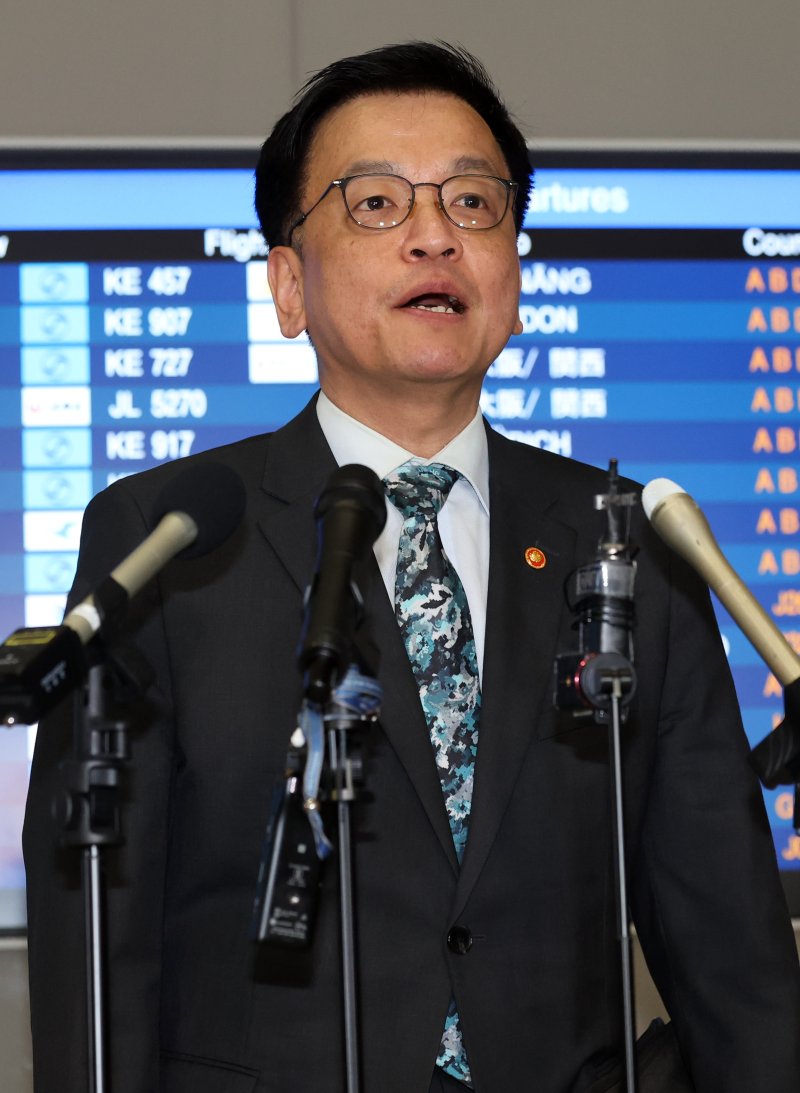[인천공항=뉴시스] 이영환 기자 = 최상목 경제부총리 겸 기획재정부 장관이 22일 오전 인천국제공항 제2여객터미널에서 미국 워싱턴 D.C. 출국을 앞두고 발언을 하고 있다.최상목 경제부총리 겸 기획재정부 장관은 오는 23일~25일(현지시간) 미국 워싱턴 D.C.에서 개최되는 주요 20개국(G20) 재무장관 회의 및 국제통화금융위원회(IMFC)에 참석하며 24일(현지시간)에는 안덕근 산업통상자원부 장관과 함께 2+2 통상협의에 참여할 예정이다. 이 협의에는 스콧 베센트 미 재무부 장관, 제이미슨 그리어 무역대표부(USTR) 대표가 마