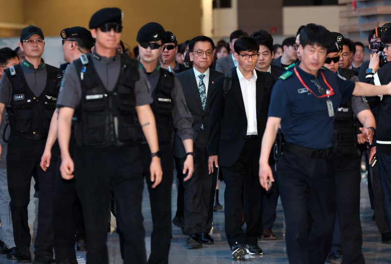 [인천공항=뉴시스] 이영환 기자 = 최상목 경제부총리 겸 기획재정부 장관이 22일 오전 인천국제공항 제2여객터미널을 통해 미국 워싱턴 D.C.로 출국하고 있다.최상목 경제부총리 겸 기획재정부 장관은 오는 23일~25일(현지시간) 미국 워싱턴 D.C.에서 개최되는 주요 20개국(G20) 재무장관 회의 및 국제통화금융위원회(IMFC)에 참석하며 24일(현지시간)에는 안덕근 산업통상자원부 장관과 함께 2+2 통상협의에 참여할 예정이다. 이 협의에는 스콧 베센트 미 재무부 장관, 제이미슨 그리어 무역대표부(USTR) 대표가 마주한다. 20