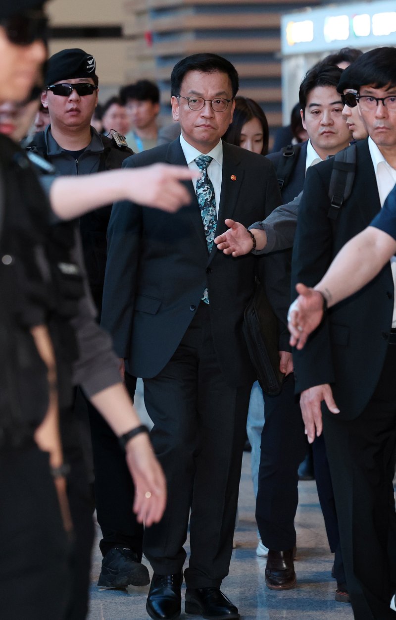 [인천공항=뉴시스] 이영환 기자 = 최상목 경제부총리 겸 기획재정부 장관이 22일 오전 인천국제공항 제2여객터미널을 통해 미국 워싱턴 D.C.로 출국하고 있다.최상목 경제부총리 겸 기획재정부 장관은 오는 23일~25일(현지시간) 미국 워싱턴 D.C.에서 개최되는 주요 20개국(G20) 재무장관 회의 및 국제통화금융위원회(IMFC)에 참석하며 24일(현지시간)에는 안덕근 산업통상자원부 장관과 함께 2+2 통상협의에 참여할 예정이다. 이 협의에는 스콧 베센트 미 재무부 장관, 제이미슨 그리어 무역대표부(USTR) 대표가 마주한다. 20