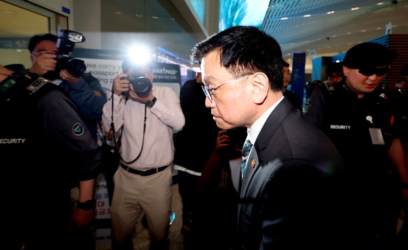 [인천공항=뉴시스] 이영환 기자 = 최상목 경제부총리 겸 기획재정부 장관이 22일 오전 인천국제공항 제2여객터미널을 통해 미국 워싱턴 D.C.로 출국하고 있다.최상목 경제부총리 겸 기획재정부 장관은 오는 23일~25일(현지시간) 미국 워싱턴 D.C.에서 개최되는 주요 20개국(G20) 재무장관 회의 및 국제통화금융위원회(IMFC)에 참석하며 24일(현지시간)에는 안덕근 산업통상자원부 장관과 함께 2+2 통상협의에 참여할 예정이다. 이 협의에는 스콧 베센트 미 재무부 장관, 제이미슨 그리어 무역대표부(USTR) 대표가 마주한다. 20